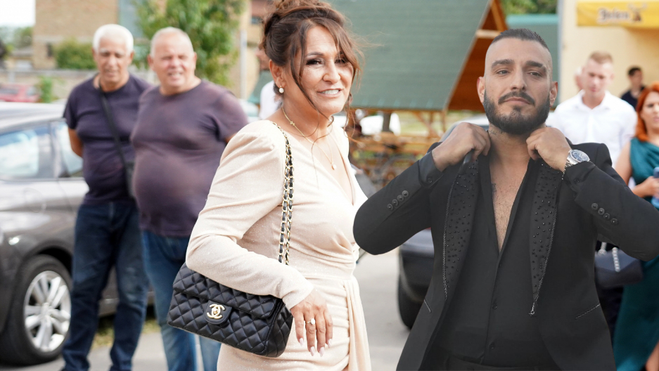 OKUPIO ESTRADU, A PRISUSTVO NAJBLIŽIH IZOSTALO Majka Darka Lazića nije bila na slavi, otkrila sve detalje drame