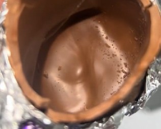 ZAGRIZLA ČOKOLADNOG ZEKU, A UNUTRA SE NEŠTO MRDALO Mislila da je dlaka, kad je videla šta je, umalo se onesvestila od šoka! (VIDEO)