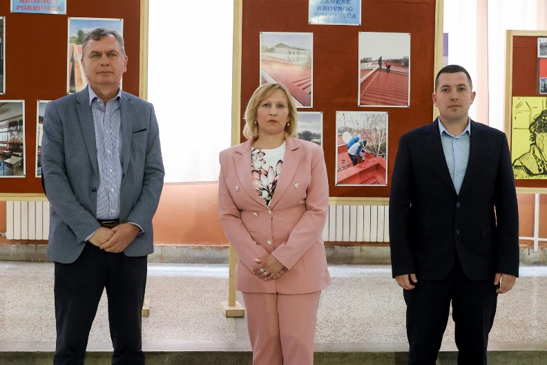 ZAJEDNO DO SIGURNIJE I MODERNIJE ŠKOLE U SRBOBRANU Kompanija NIS nastavlja sa ulaganjem u razvoj zajednice