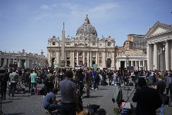 POSLE 19 ČASOVA OČEKUJE SE DIM IZ VATIKANA: Počinje ceremonija izbora novog pape