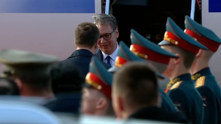 CRVENI TEPIH I POČASNA GARDA ZA VUČIĆA! Ruska televizija uživo prenosila doček srpskog predsednika na aerodromu u Moskvi (VIDEO)
