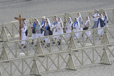 KARDINALI ĆE DANAS GLASATI ČETIRI PUTA, SVE OČI UPRTE U DIMNJAK NA SIKSTINSKOJ KAPELI Drugi dan konklave za izbor novog pape (FOTO)