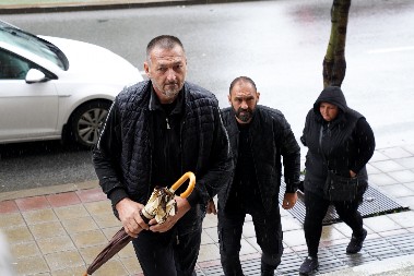 DANAS SE ODLUČUJE DA LI ĆE BLAŽIĆ PROVESTI IZA REŠETAKA 20 GODINA Članovi porodica žrtava iz Dubone i Orašja došli u crnini u Apelacioni sud (FOTO)