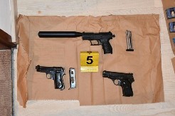 U KUĆI U RUMI DRŽAO RUČNI BACAČ RAKETA! Policija podnela krivičnu prijavu protiv mladića (24)