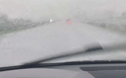 VODA ŠIBA PO ŠOFERKAMA, NE VIDI SE PRST PRED OKOM! Jako nevreme zateklo vozače na auto-putu Miloš Veliki, kolaps nastao kod Ljiga (VIDEO)