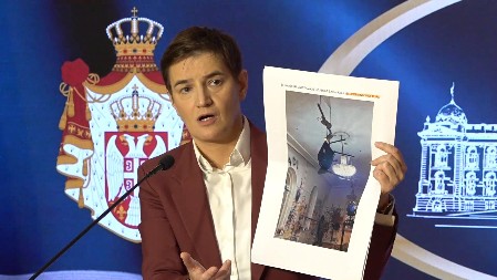 OVO SU NJIHOVE VREDNOSTI! Brnabić pokazala izgaženu zastavu: Prezir prema Srbiji i podaništvo prema svima drugima (FOTO/VIDEO)