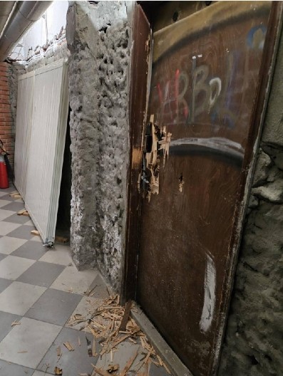 DOKAZI KAKO SU BLOKADERI FOTELJAŠI RAZBIJALI I UNIŠTILI ZGRADU SKC: Obijena sva vrata! (FOTO)