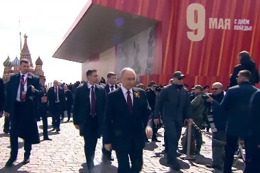 PUTINOV TELOHRANITELJ NA PARADI NOSIO CRNI MISTERIOZNI PREDMET Otkriveno čemu služi