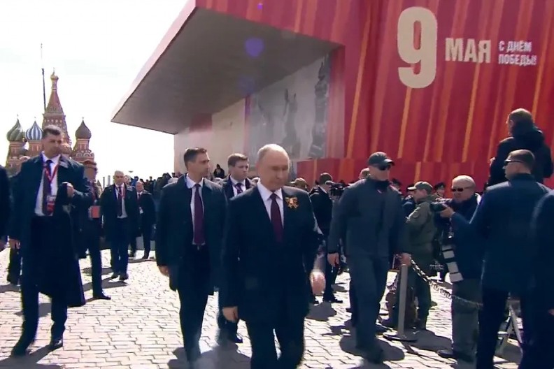 PUTINOV TELOHRANITELJ NA PARADI NOSIO CRNI MISTERIOZNI PREDMET Otkriveno čemu služi