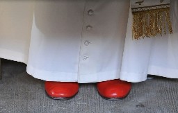 ZAŠTO PAPA NOSI CRVENE CIPELE Ovo malo ljudi zna, a šokiraće vas