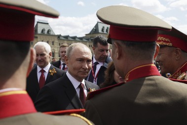 SVI SU OSTALI BEZ DAHA! Putin zagrlio severnokorejske vojnike na Paradi Pobede, evo šta je rekao! (FOTO)