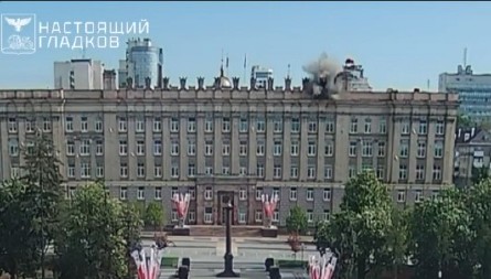 JEZIVI SNIMAK UDARA DRONA KAMIKAZE NA ZGRADU VLADE U BELGORODU: Zamenik guvernera i pripadnik Rosgvardije povređeni! (VIDEO)