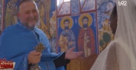 SKANDALČINA NA VENČANJU SRBINA I AFRIKANKE Sveštenik se našalio, pa izazvao bes na mrežama: ''OVO JE BOGOHULJENJE!'' (VIDEO)