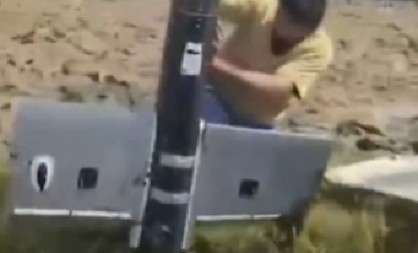 NAJLUĐI VIDEO SA FRONTA DO SAD Dron "deaktiviraju" kamenjem i šamarima, kamera sve snimila! (VIDEO)