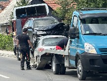 AUTOMOBIL SLETEO S PUTA I UDARIO U OBLIŽNJI OBJEKAT Teška saobraćajka u Kovačici!