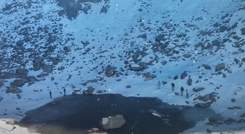 ZALEĐENO JEZERO NA HIMALAJIMA KRIJE MRAČNU TAJNU Nazivaju ga "jezero kostura" - prizor sa njegovog dna ledi krv u žilama