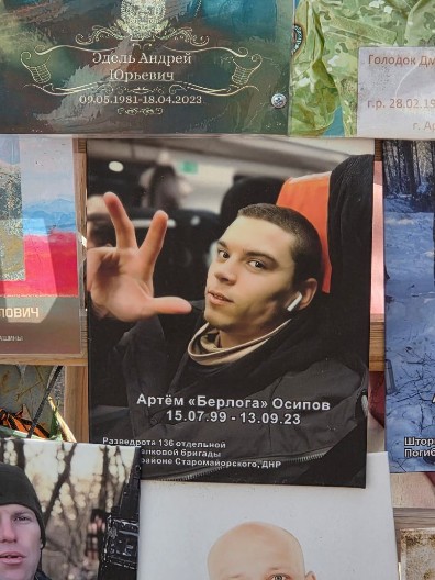 OVO SU POGINULI RUSI U UKRAJINI Građani u Moskvi odaju počast ispred crkava, izložen pano sa slikama (VIDEO)