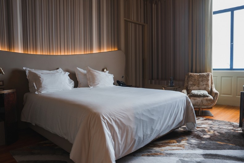 MUŠKARAC KOJI JE NAHVATAO ŽENU SA LJUBAVNIKOM NIJE IMAO DOZVOLU ZA PIŠTOLJ Drškom izudarao drugara po glavi?