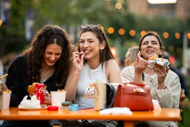STREET FOOD FESTIVAL "PALILULAC" ODUŠEVIO NA TAŠMAJDANU – VIŠE OD 25.000 POSETILACA UŽIVALO JE U UKUSIMA SVETSKIH KUHINJA, DOBROJ ENERGIJI I ZELENIM INICIJATIVAMA