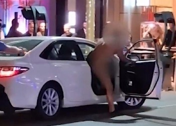 GOLI MUŠKARAC PRAVIO HAOS NA ULICI: Udarao policajku i posmatrače, pokušao da otme automobil, a onda je usledio odgovor! (VIDEO)