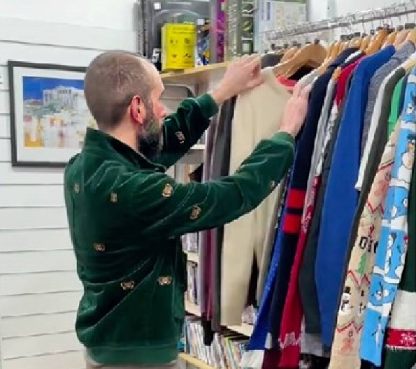 NAJBOLJI MODNI ULOV IKADA  U radnji polovne robe kupili džemper za 4 evra, a kad su videli etiketu vrisnuli su od uzbuđenja
