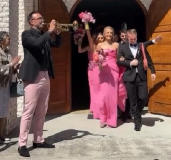 SRPSKO-ITALIJANSKO VENČANJE ZAPALILO MREŽE Mladenci zaigrali užičko kolo pa napravili HAOS, gosti oduševljeno posmatrali! (VIDEO)