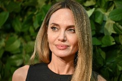 AMAN ŽENO, DOKLE VIŠE? Anđelina Džoli se dohvatila jedne boje i ne skida je sa sebe, a posebno voli ovaj autfit