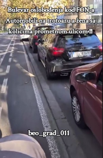 MLADA MAJKA VOZI BEBU U KOLICIMA NASRED ULICE Snimak iz Beograda razbesneo mnoge, evo u čemu je problem