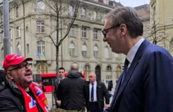 ŠETAO ULICOM I SREO - VUČIĆA! Predsednik se oglasio video porukom iz Švajcarske: Ovo su mi uvek najdraži susreti!
