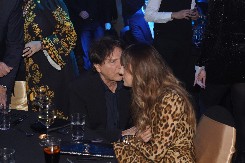 ZDRAVKO ČOLIĆ CELU NOĆ LJUBIO 23 GODINA MLAĐU PEVAČICU! Šok, svi zanemeli kada su videli ovaj prizor! (FOTO)