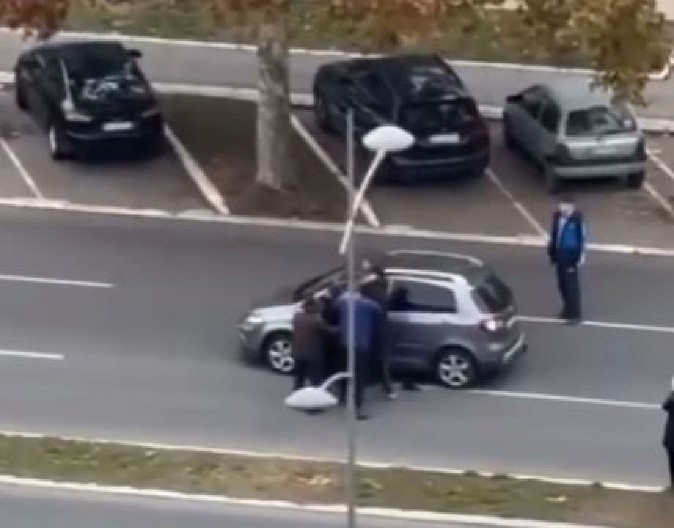 OSAKATILI ČOVEKA NASRED ULICE! Jezivo nasilje! Đilasove crne trojke ga izvukle iz kola, pa krenule da ga biju (UZNEMIRAVAJUĆI VIDEO)