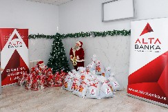 Uspešno otpočela akcija „ALTA za dečje osmehe” – ALTA banka u Beloj Crkvi mališane obradovala paketićima