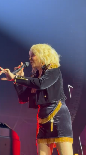 LEPA BRENA "IZAŠLA IZ HELIKOPTERA" Pred 15.000 ljudi započela spektakl, u mini haljini zapalila Arenu! (VIDEO)