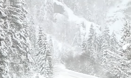 STO PEDESET SKIJAŠA ZAROBLJENI NA SKI LIFTOVIMA: Olujni vetar napravio haos na planini!
