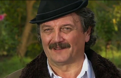 VRELA FOTKA RADAŠINOVE SNAJKE! Njene obline u 45. godini oduševile muškarce - prizor na obali svi komentarišu