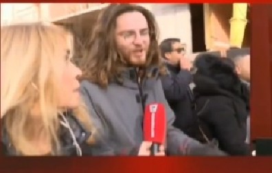 ORGANIZUJE PROTESTE I BLOKADE FAKULTETA, ALI... Ne zna niti jedno ime žrtve tragedije u Novom Sadu! (VIDEO)