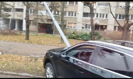 KO ZNA GDE JE BLENUO KAD JE OBORIO BANDERU?! Evo šta je uradio kad je izašao iz automobila (VIDEO)