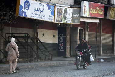 "HRANA ZA GOSPOĐU, NE VOLI SPANAĆ" Sirijci pljačkaju Asadovu rezidenciju u Damasku: Sutra pravimo lososa (VIDEO)