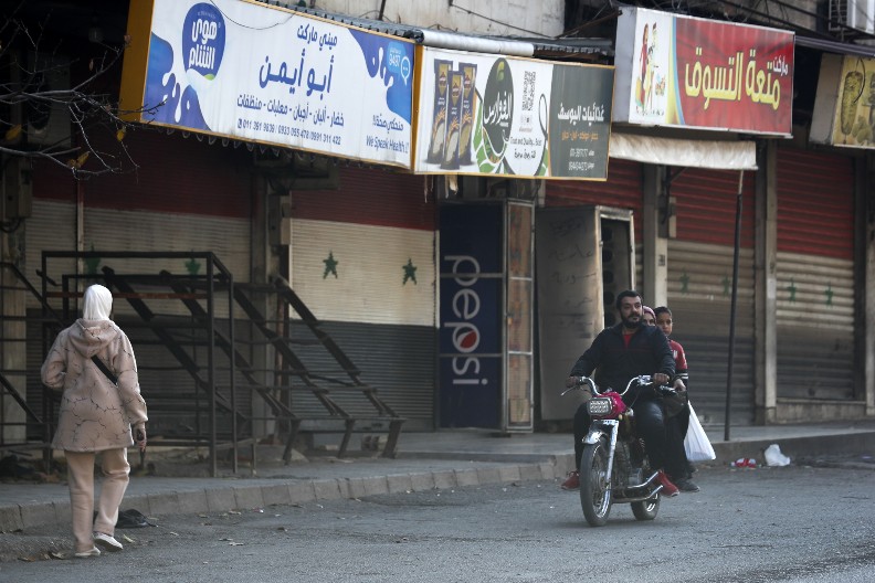 "HRANA ZA GOSPOĐU, NE VOLI SPANAĆ" Sirijci pljačkaju Asadovu rezidenciju u Damasku: Sutra pravimo lososa (VIDEO)