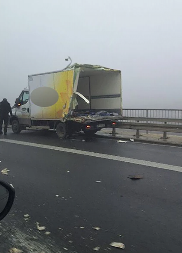HAOS NA AUTOPUTU! Kamionu se odvalio zadnji deo, roba rasuta svuda po putu! (FOTO)
