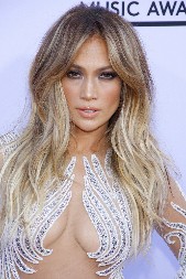 DŽENIFER LOPEZ U OSVETNIČKOJ HALJINI Prošetala dekolte bukvalno do pupka i skroz gola leđa, niko ne diše dok ona hoda!