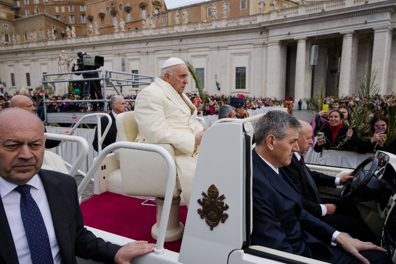 POKUŠAJ NAPADA NA AUTOMOBIL U PRATNJI PAPA FRANJU! Policija i žandarmerija HITNO reagovali, napadači privedeni