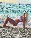 "MAJKA JE BILA U DUGOVIMA DO GUŠE"  Naša pevačica danas ima mlione i uživa u luksuzu, a evo kako je odrastala