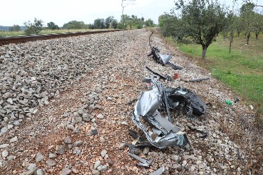 UŽAS KOD PANČEVA Voz naleteo na automobil na pružnom prelazu