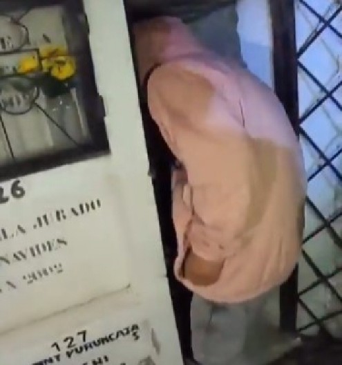 ŠTA TO RADE OVI MOMCI? U sred noći se šunjali po groblju, pa naišli na jezivo otkriće - prizor ledi krv u žilama! (VIDEO)