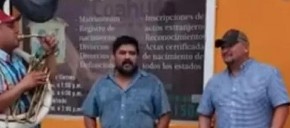 MUŠKARAC DOVEO TRUBAČE ISPRED OPŠTINE Slavio razvod pa napravio haos, njegova reakcija je apsolutni hit na mrežama! (VIDEO)