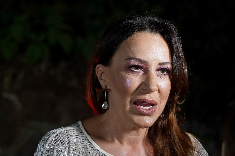 ROMANA NA IVICI SUZA Pevačica otkrila stihove koje pesme je pevala tokom boravka u zatvoru, dotakla se i cimerke iz ćelije!