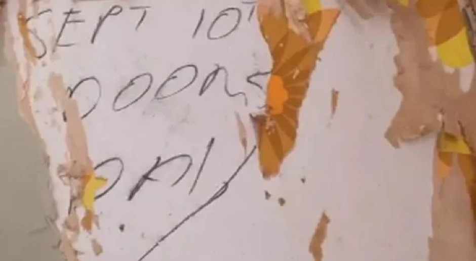 RENOVIRALA KUĆU STARU 150 GODINA I OTKRILA JEZIVU PORUKU ISPOD TAPETA Kad je videla šta piše, umalo se onesvestila od šoka!