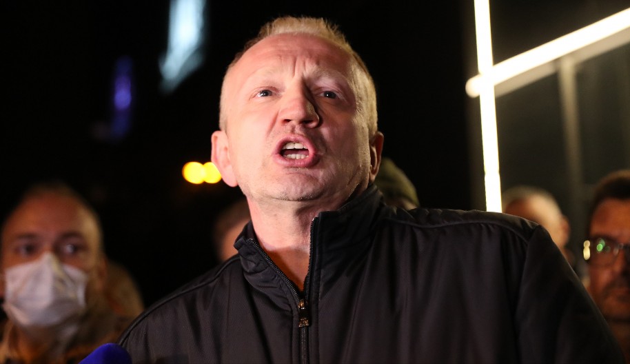 ZAŠTO OPOZICIJA U SRBIJI KORISTI OVAJ ZNAK! Preuzeli ga od Albanaca, poznato ko ih finansira!