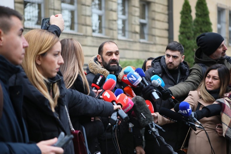 "DANAS SAM SAZNAO SA KOLIKO METAKA MI JE POBIO DECU"  Saša Panić presudu Blažićima saznao ispred suda